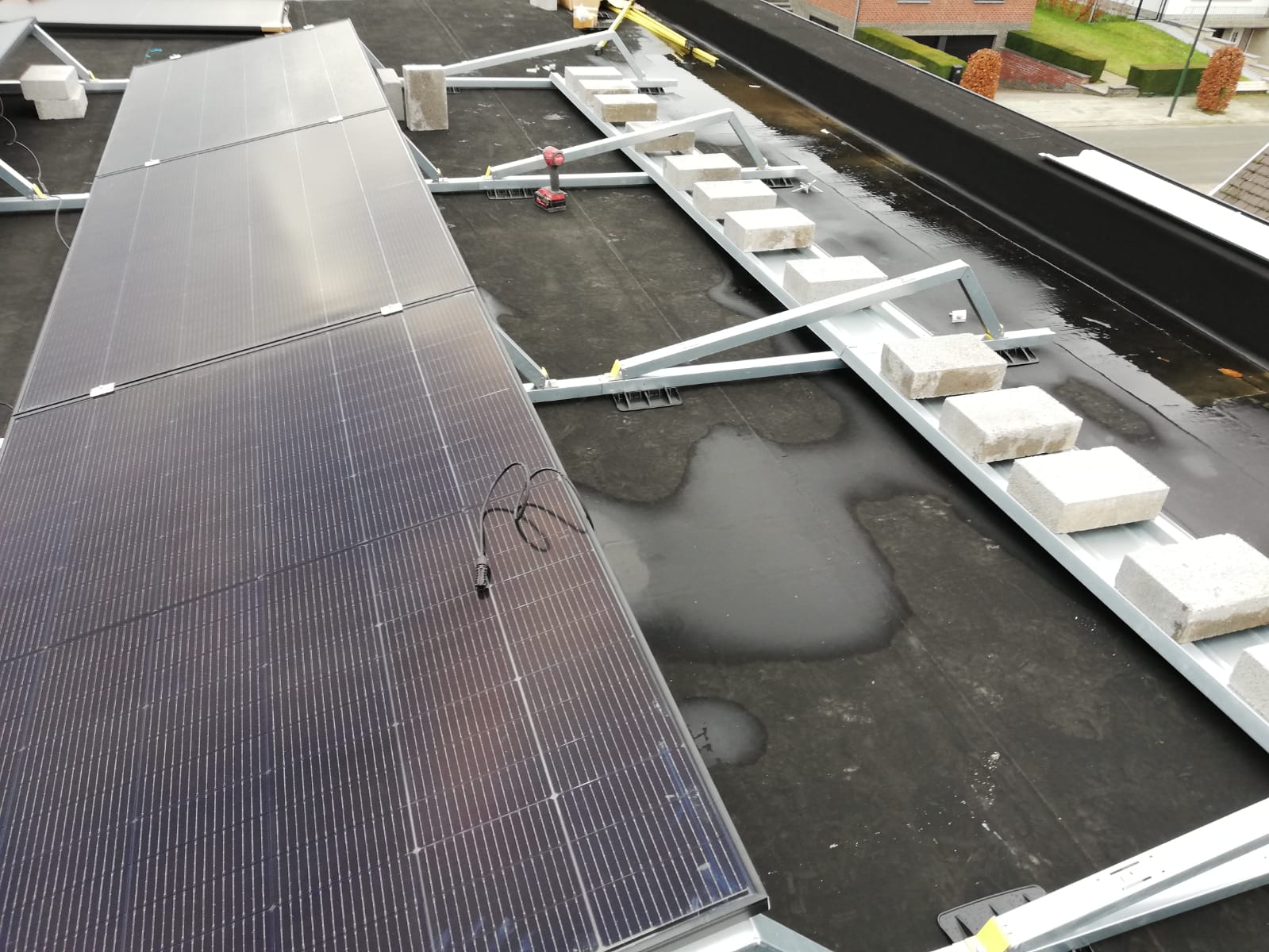 Pose des panneaux toiture plate